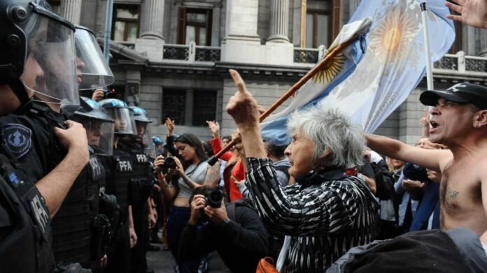 la-marcha-de-los-jubilados-con-los-hinchas-la-protesta-en-el-congreso-20250312-1983675 marcha de jubilados que terminó en represión
