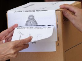 Kicillof desdobla las elecciones en PBA y suspende las PASO